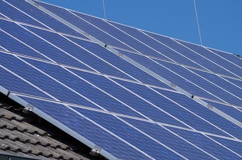 Nicht nur netzgebundene Solaranlagen werden gefördert. Auch Solarbatterien werden inzwischen gefördert. Hierdurch soll das Netz entlastet werden und der Eigenverbrauch erhöht werden