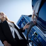 Frau lädt ihr Fahrzeug